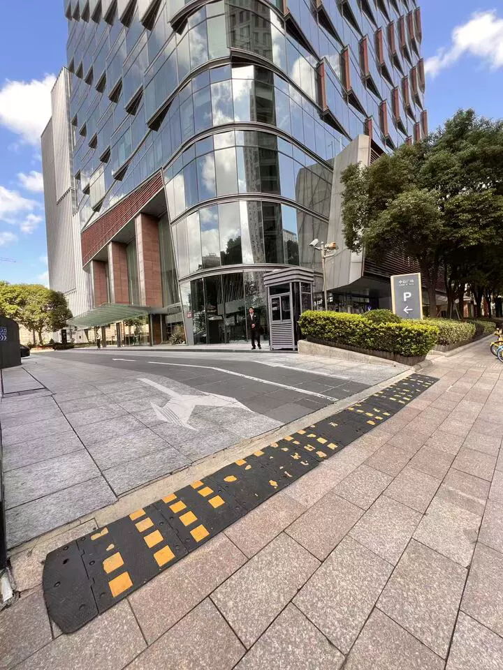 上海市虹口区四川北路859号801室