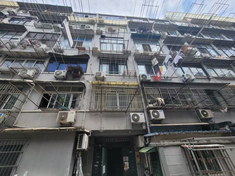 上海市虹口区广灵二路商业二村42号501室的不动产